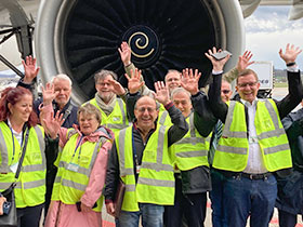 Groupe de bonne humeur du SZSV lors de la visite guidée de l'aéroport.