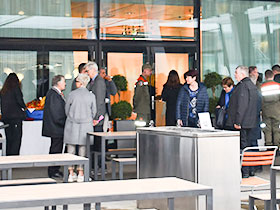 Kaffee und Gipfeli vor der GV, auf der Zuschauerterrasse.