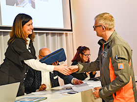 Maja Riniker félicite Marcel Wirz pour son titre de membre d'honneur.