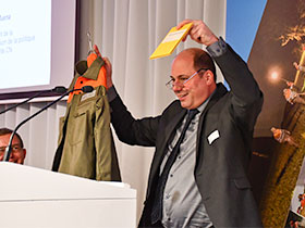 Mauro Tuena avec son uniforme et son livret de service des années 90.