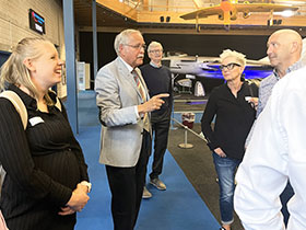 L'ancien pilote militaire Urs Ramel a fait une visite guidée du musée..