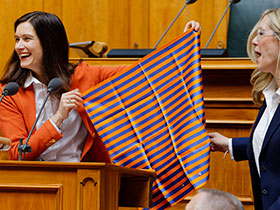 Mit Freude übergibt Maja Riniker ihr präsidiales Foulard ihrer Nachfolgerin Isabelle Chappuis. width=280