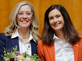 Übergabe mit Blumenstrauss: Isabelle Chappuis (l.) und Maja Riniker. width=280