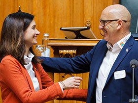 Vizepräsident Guido Sohm verabschiedet Präsidentin Maja Riniker. width=280