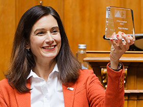 Mehr als verdient: Maja Riniker wurde zum Ehrenmitglied des SZSV ernannt. width=280