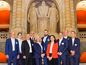 Beobachtet von den drei Eidgenossen, präsentiert sich der Vorstand des SZSV dem Fotografen (von links): Vizepräsident Guido Sohm, Michelle Baumann (Sekretariat), Patrick Sauzet, Daniel Jordi, die neue SZSV-Präsidentin Isabelle Chappuis, Frank Liechti von der organisierenden ZSO Bern plus, die scheidende Präsidentin Maja Riniker, Frédéric Voirol, Thomas Meyer (Sekretariat) und Michel Elmer.  width=280
