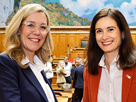 Handschlag zwischen alter und neuer Verbandspräsidentin. width=280
