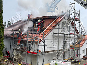 Brandeinsatz Einfamilienhaus - Feuerwehr  width=280